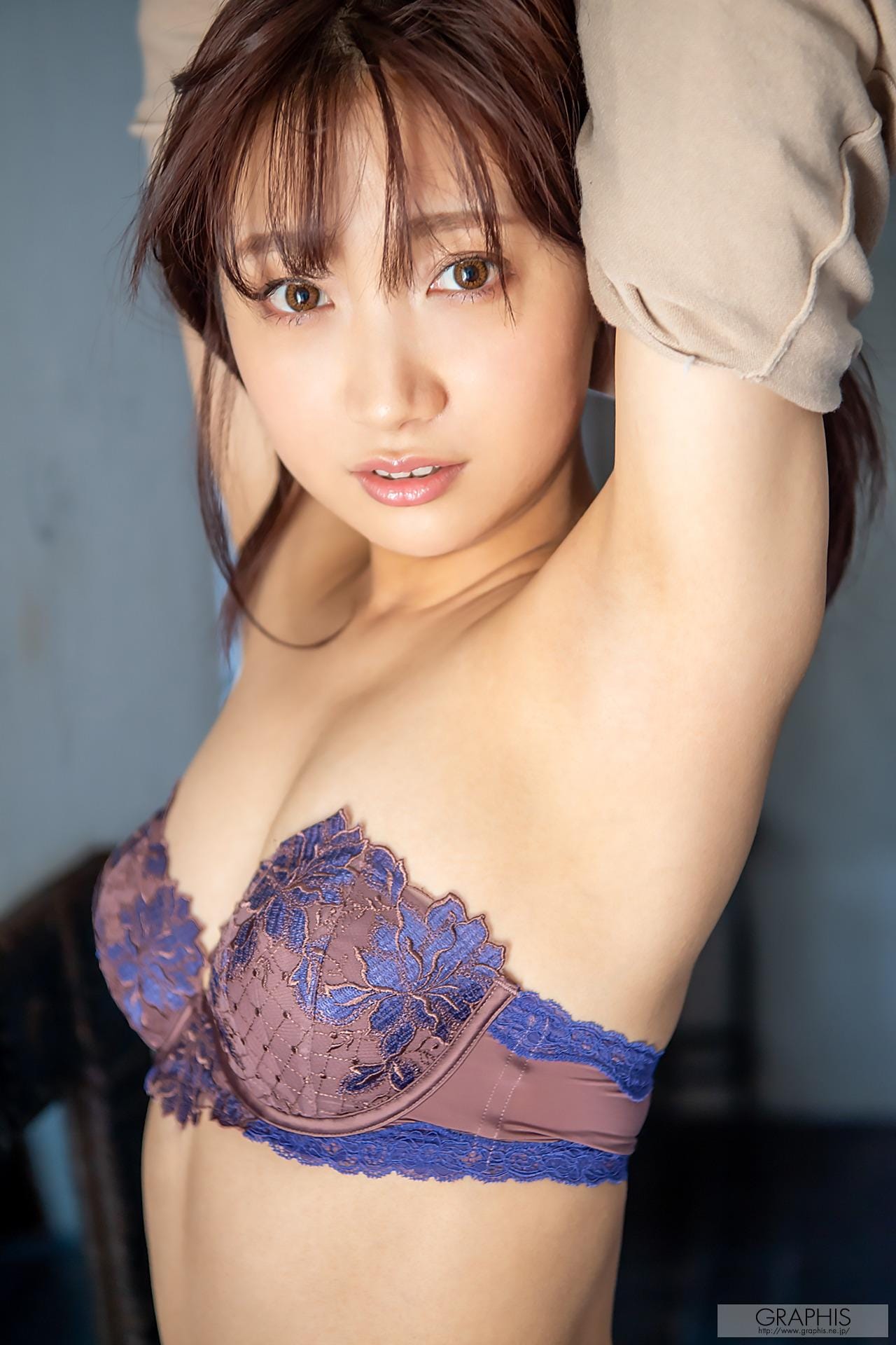 温馨室内窗前背景下的可爱风骚私房清纯少女诱惑